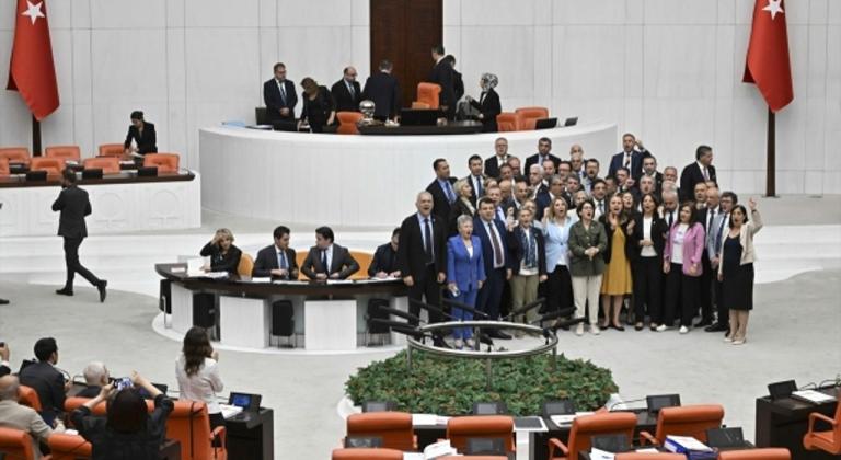 TBMM Genel Kurulunda CHP'li vekiller kürsüyü işgal etti