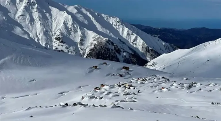 Temmuzda kar sürprizi: Rize ve Trabzon’un yaylaları beyaza büründü