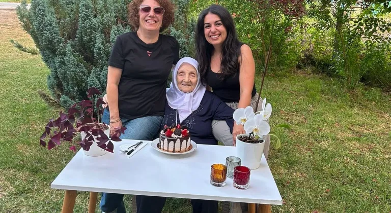 Torun Elif’ten anneanne’ye 93'üncü yaşgünü sürprizi