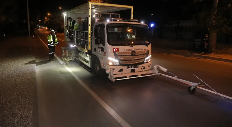 Trafikte Güvenlik İçin Yol Çizgileri Yenileniyor