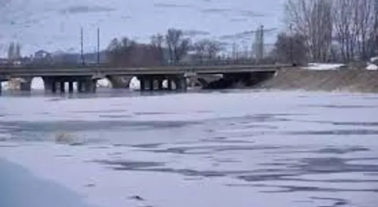 Kızılırmak Nehri Sivas'ta Kısmen Dondu! Soğuk Hava Alarmı