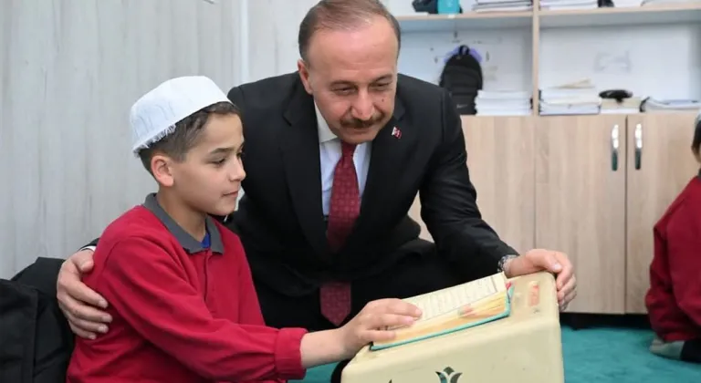 Vali Erin, Kur'an öğrenen öğrencilerle bir araya geldi