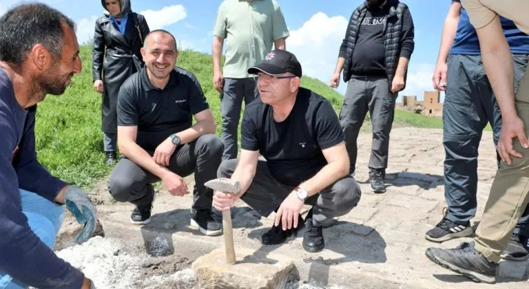 Vali Ziya Polat, Ani Ören Yeri'ndeki sur içi yürüyüş yollarında devam eden çalışmaları inceledi