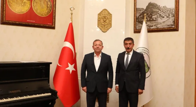 Vali Ziya Polat, Susuz Belediye Başkanı Oğuz Yantemur'u makamında kabul etti