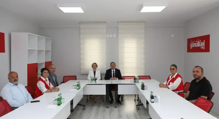 Vali Ziya Polat’tan Kızılay Kars Şubesi’ne Kuruluş yıldönümü ziyareti