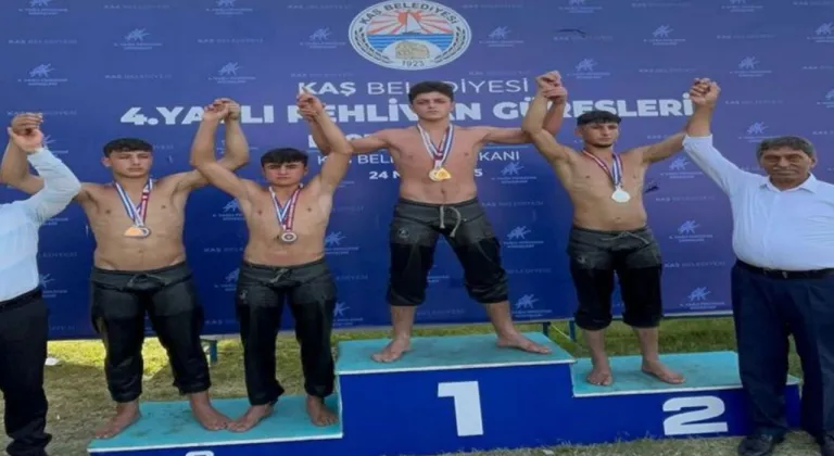 Yüksekovalı güreşçilerden Kaş’ta büyük başarı