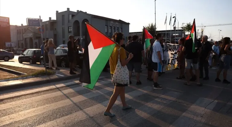 Yunanistan’da Filistin destekçileri, Pire Limanı’nda israil gemisini protesto etti